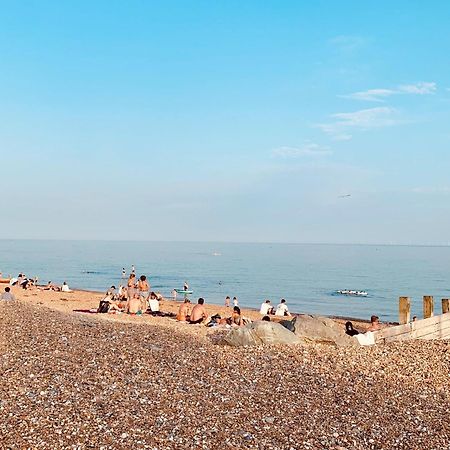 Birdsong & Pine: Parking & Garden Apartment Worthing Bagian luar foto