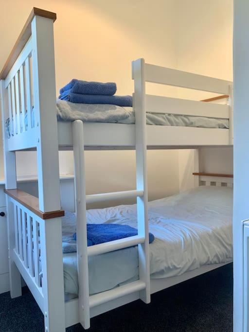 Birdsong & Pine: Parking & Garden Apartment Worthing Bagian luar foto